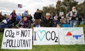 Australia blog about climate change science media coverage : Anti-carbon tax protesters in Canberra